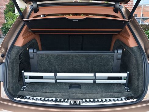 Used 2017 Bentley Bentayga image 17