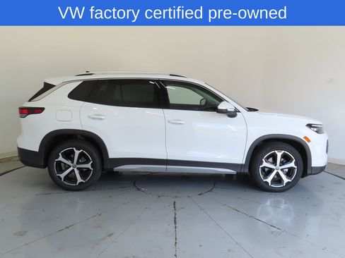 Used 2026 Volkswagen Tiguan SE FWD image 2