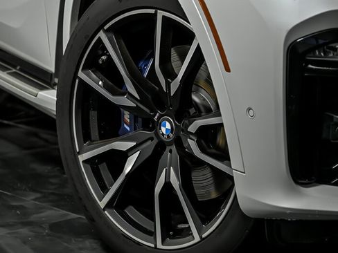Used 2022 BMW X7 xDrive40i w/ M Sport Package AWD/4WD image 3