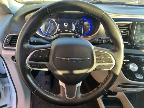 Used 2020 Chrysler Pacifica Touring-L Plus image 18