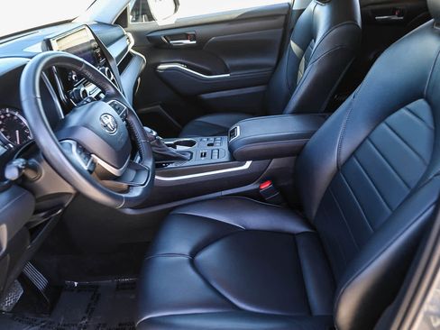 Used 2023 Toyota Highlander XLE image 17