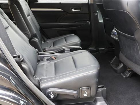 Used 2018 Toyota Highlander XLE AWD/4WD image 27