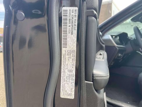 Used 2023 Jeep Grand Cherokee Laredo AWD/4WD image 19
