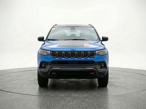 Used 2025 Jeep Compass Trailhawk image 2