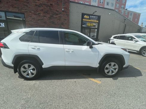 Used 2021 Toyota RAV4 LE AWD/4WD image 2