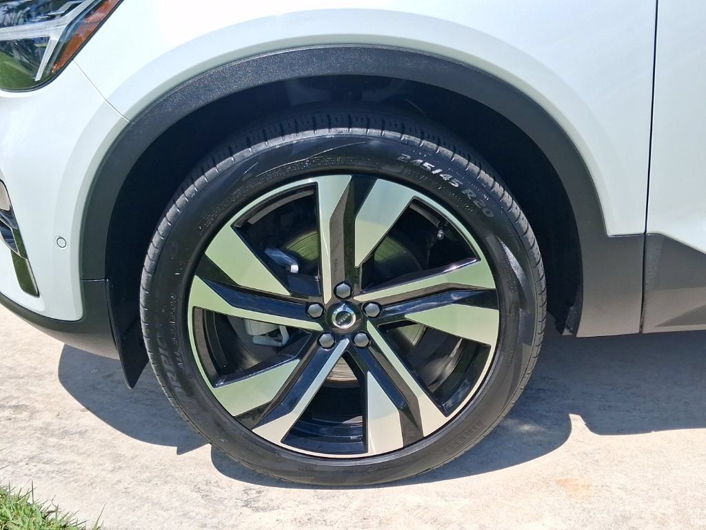 Used 2025 Volvo XC40 B5 Ultra AWD/4WD image 3