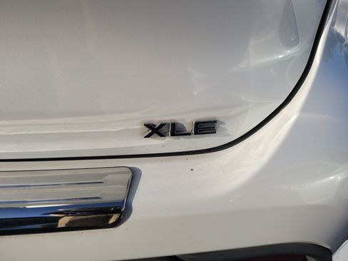 Used 2022 Toyota Highlander XLE FWD image 22