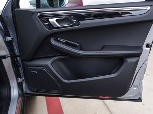 Used 2025 Porsche Macan image 36