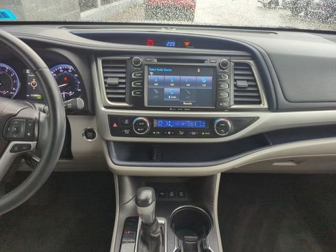 Used 2018 Toyota Highlander XLE w/ Carpet Mat Package (TMS) AWD/4WD image 19