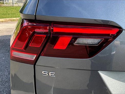 Used 2024 Volkswagen Tiguan SE image 38