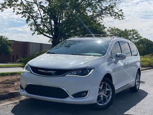 Used 2017 Chrysler Pacifica Limited FWD image 1