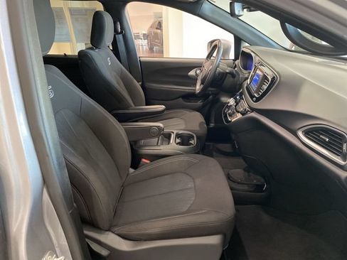 Used 2020 Chrysler Pacifica Touring w/ S Appearance Package FWD image 27