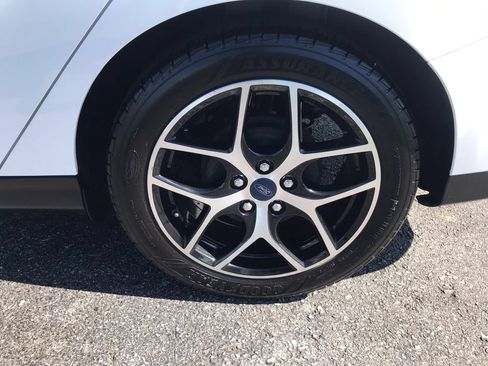 Used 2018 Ford Focus SE w/ SE Appearance Package FWD image 38