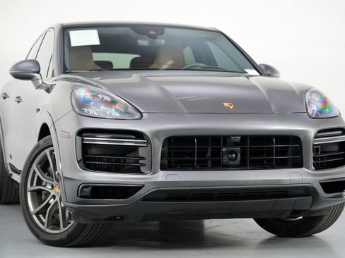 Used 2022 Porsche Cayenne Turbo S image 4