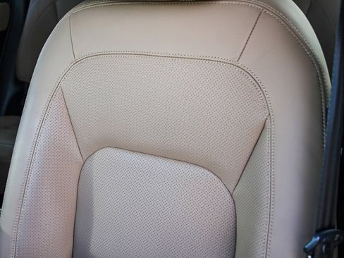 Used 2025 Land Rover Defender 130 X-Dynamic SE image 24