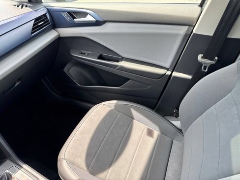 Used 2022 Volkswagen Taos SE w/ Panoramic Sunroof Package FWD image 21