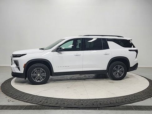Used 2025 Chevrolet Traverse LT AWD/4WD image 4