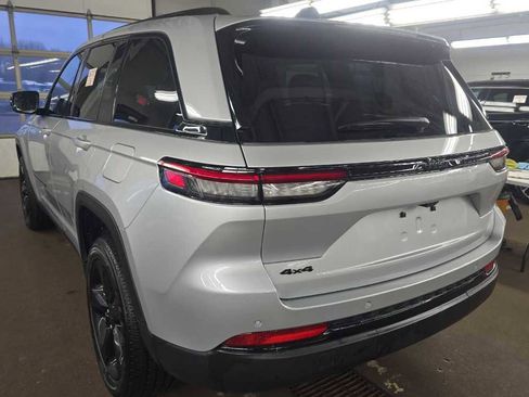 Used 2024 Jeep Grand Cherokee Altitude image 7