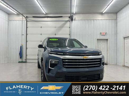 Used 2025 Chevrolet Traverse High Country FWD image 1