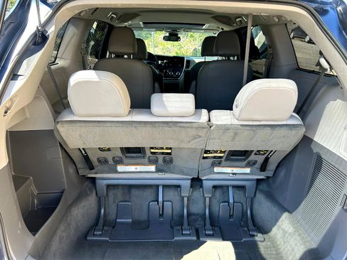Used 2018 Toyota Sienna XLE image 14