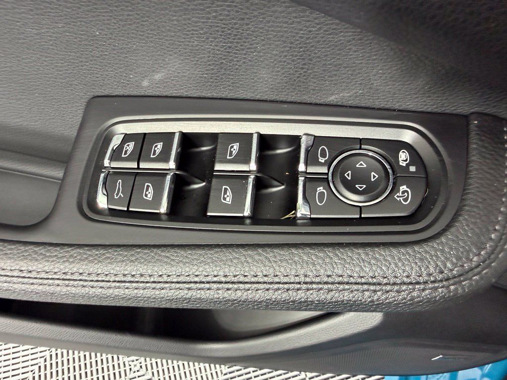 Certified 2021 Porsche Macan S AWD/4WD image 19
