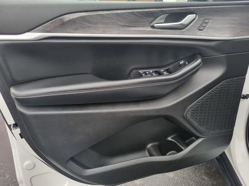 Used 2023 Jeep Grand Cherokee Limited image 9