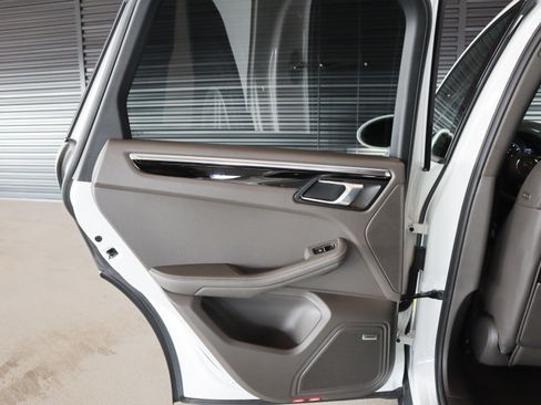 Certified 2025 Porsche Macan image 25