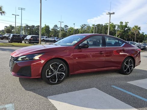 Used 2024 Nissan Altima 2.5 SR w/ SR Premium Package FWD image 2