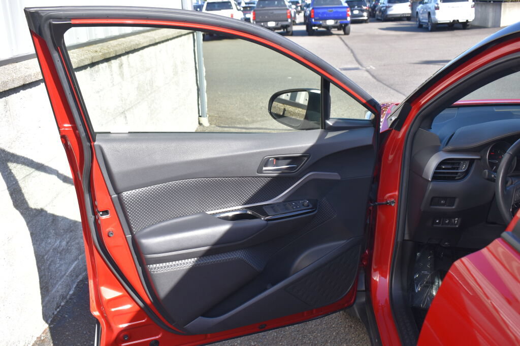 Used 2021 Toyota C-HR Limited FWD image 17