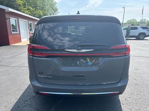 Used 2025 Chrysler Pacifica Select FWD image 4