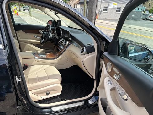 Used 2021 Mercedes-Benz GLC 300 4MATIC image 24