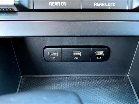 Used 2024 Kia Carnival LX FWD image 18