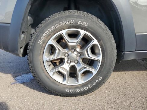 Used 2022 Jeep Cherokee Trailhawk image 6