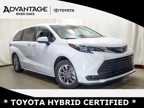 Certified 2024 Toyota Sienna LE image 1