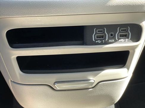 Used 2023 Chrysler Pacifica Touring-L FWD image 29