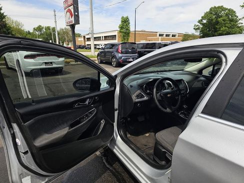 Used 2018 Chevrolet Cruze LT FWD image 18