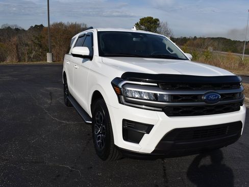 Used 2023 Ford Expedition XLT image 1