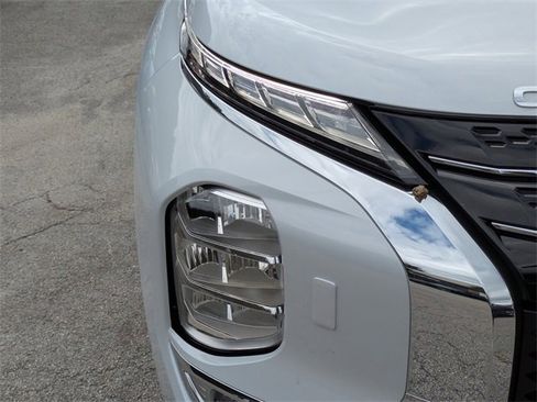 New 2025 Mitsubishi Outlander SE image 9