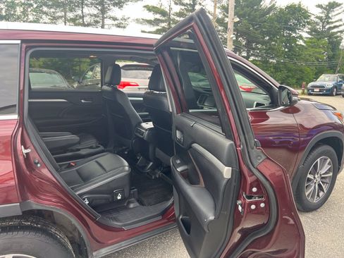 Used 2018 Toyota Highlander XLE AWD/4WD image 12