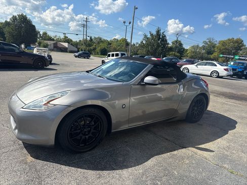 Used 2010 Nissan 370Z Roadster image 11