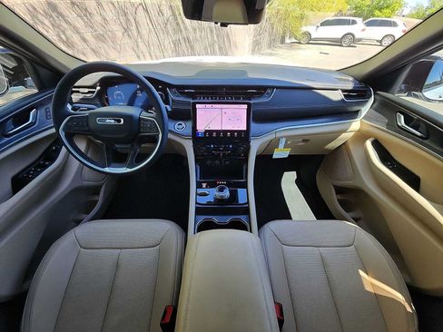 Used 2025 Jeep Grand Cherokee Limited w/ Luxury Tech Group II AWD/4WD image 13