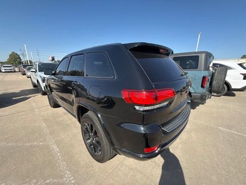 Used 2018 Jeep Grand Cherokee Altitude AWD/4WD image 9