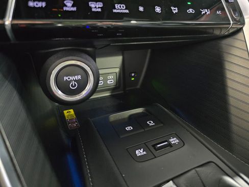 Used 2023 Toyota Venza Limited image 23