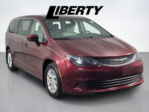 Used 2017 Chrysler Pacifica Touring FWD image 1