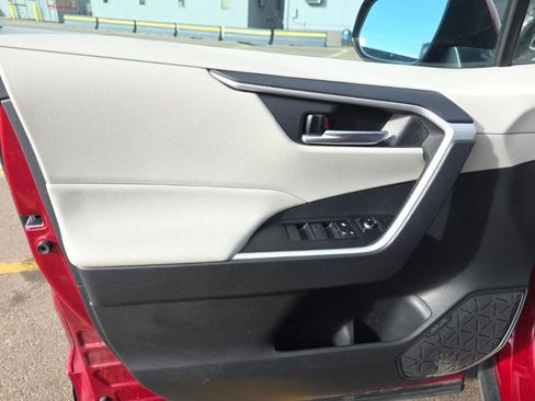 Used 2021 Toyota RAV4 XLE w/ Convenience Package image 8