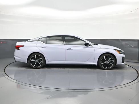 Certified 2025 Nissan Altima 2.5 SR FWD image 11