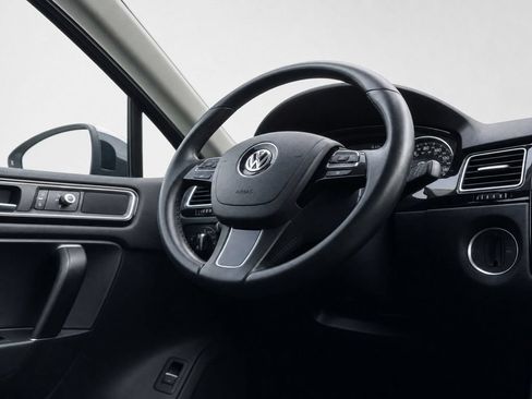 Used 2016 Volkswagen Touareg Sport AWD/4WD image 27