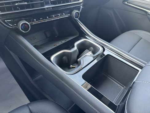 Used 2025 Chevrolet Traverse LT image 11