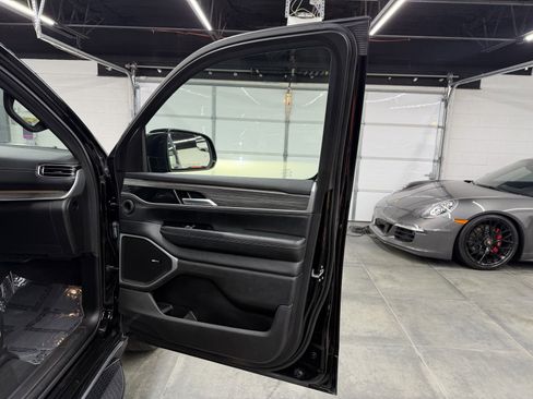 Used 2024 Jeep Wagoneer Series III image 27