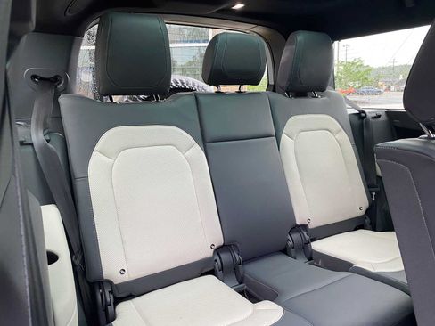 Used 2023 Land Rover Defender 130 X-Dynamic SE AWD/4WD image 31